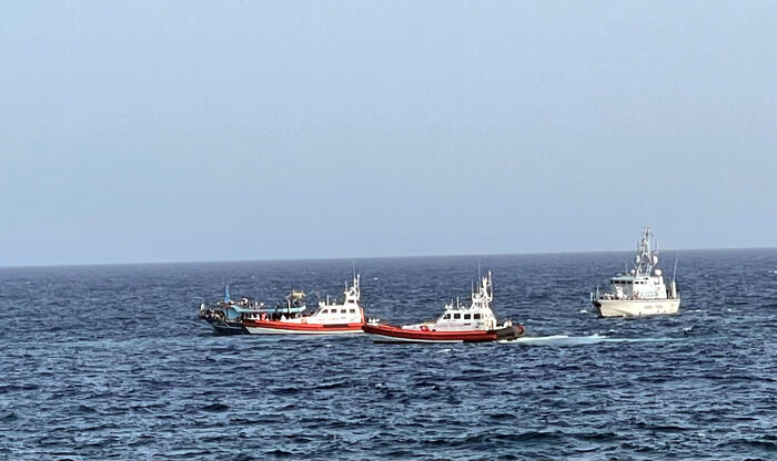 Migranti salvati dopo naufragio al porto di Lampedusa