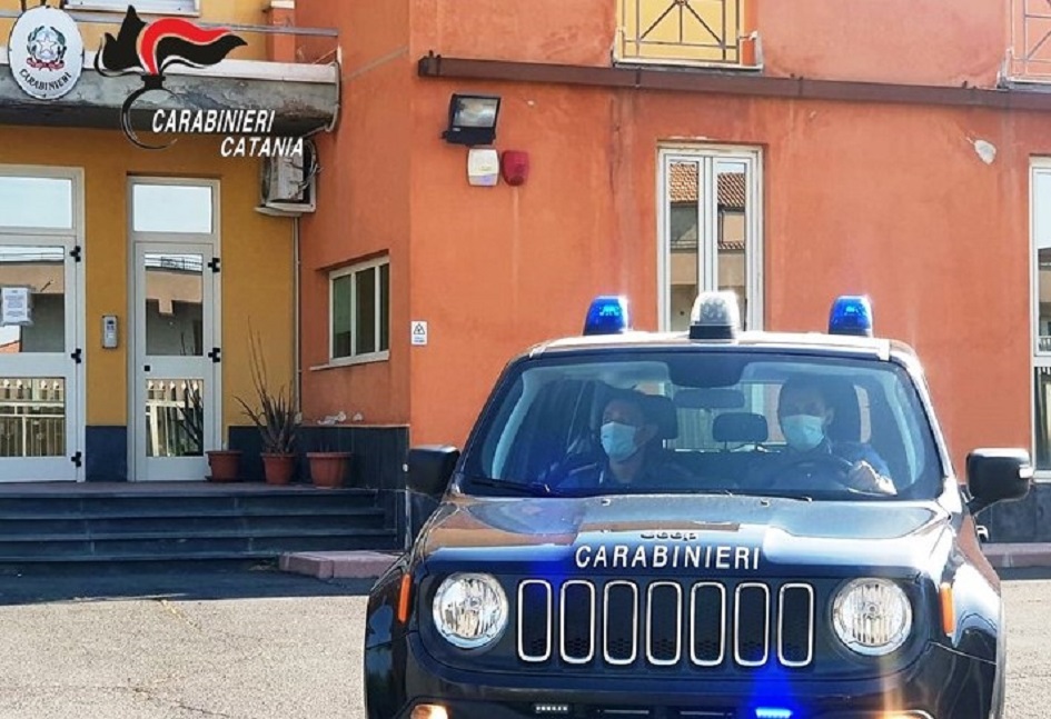 Minaccia l'ex con un coltello e viene arrestato