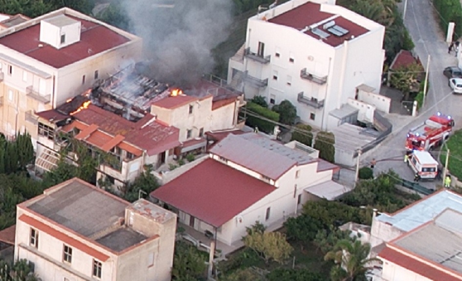 Fiamme distruggono tetto di una casa