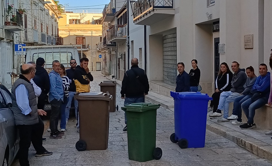 Bidone della spazzatura al centro della strada per protesta a Balestrate