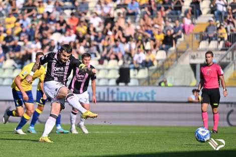Brunori segna per il Palermo il rigore del vantaggio sul Modena, serie B 2022-2023