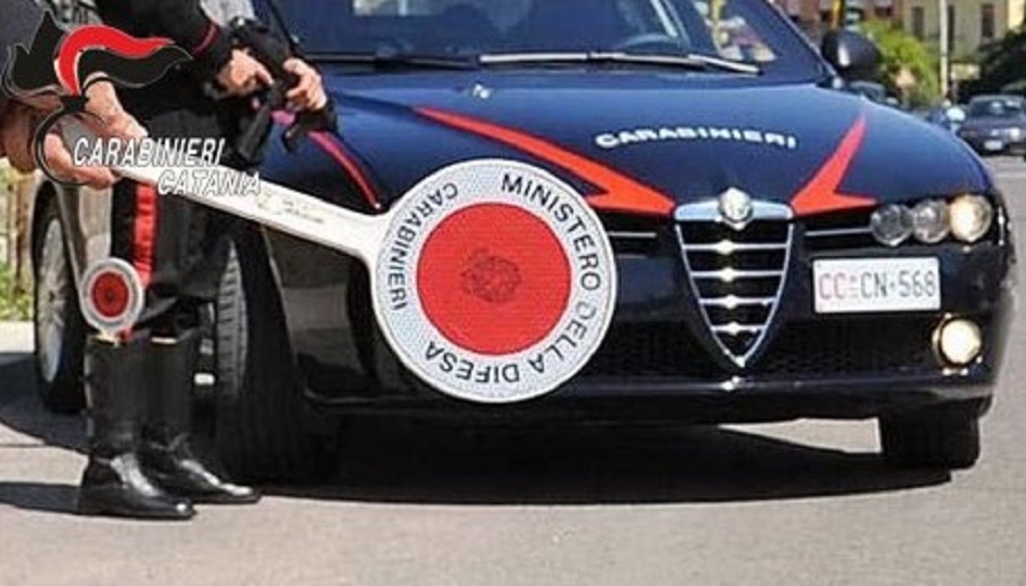 Un arresto e una denuncia per droga e furto di auto trovata in un garage