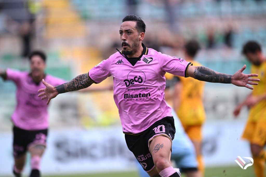 Di Mariano festeggia il primo gol con la maglia del Palermo nel 3-3 col Pisa