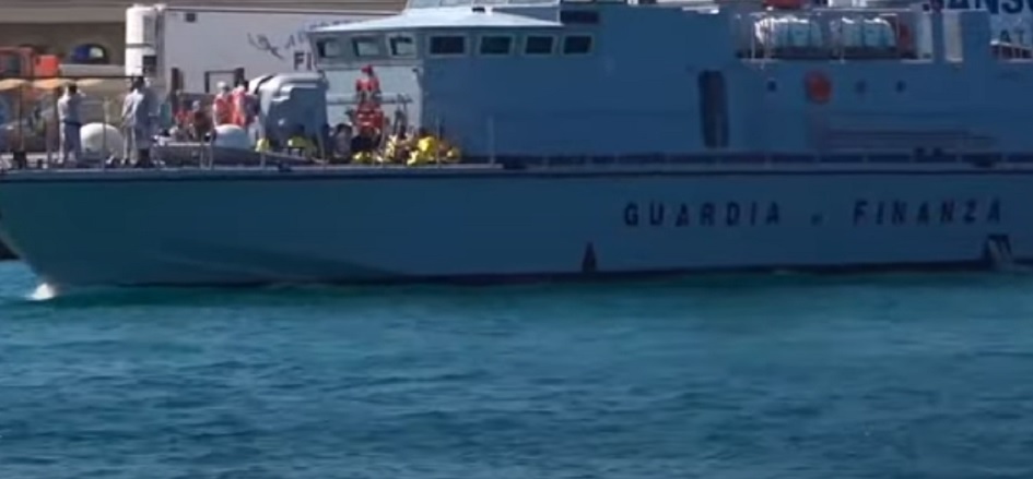 Sbarchi di migranti continuo a Lampedusa