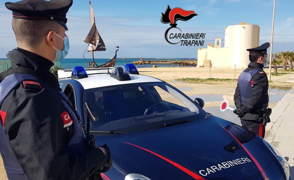 Beccati dai carabinieri su un'auto sequestrata