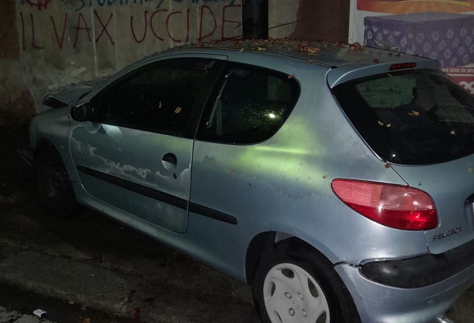 Auto finisce contro albero a Palermo