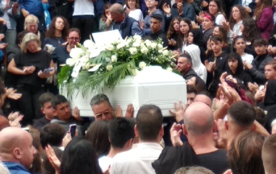 L'uscita della bara ai funerali di Antonio Ortoleva