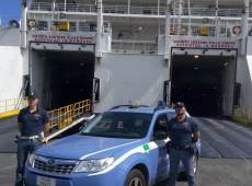 Arriva a Palermo sulla nave da Tunisi nascosto in un semirimorchio, scoperto clandestino