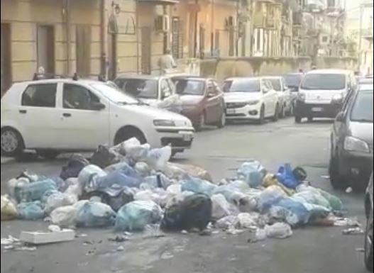Spazzatura blocca strada in via Colonna Rotta