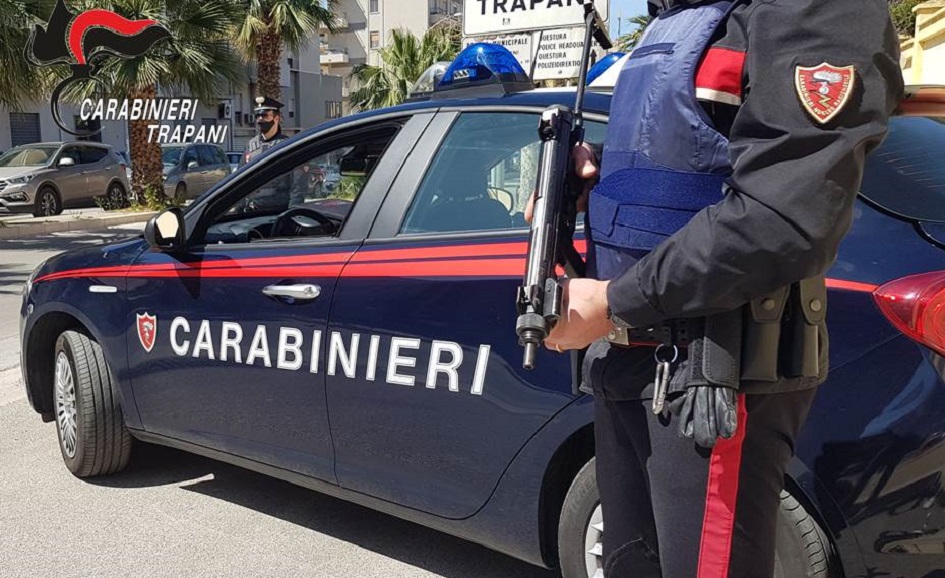 Evade dai domiciliari e svaligia casse del supermercato