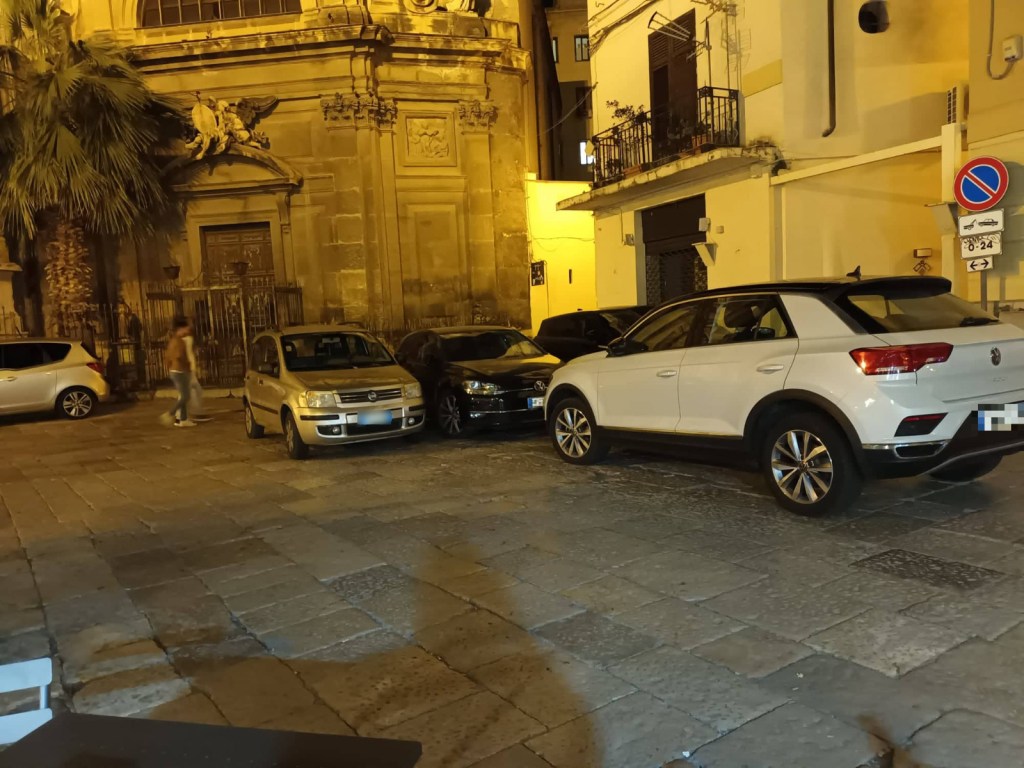 Auto in terza fila all'Olivella, Palermo