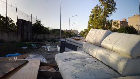 Sperone, rifiuti abbandonati in via Di Vittorio