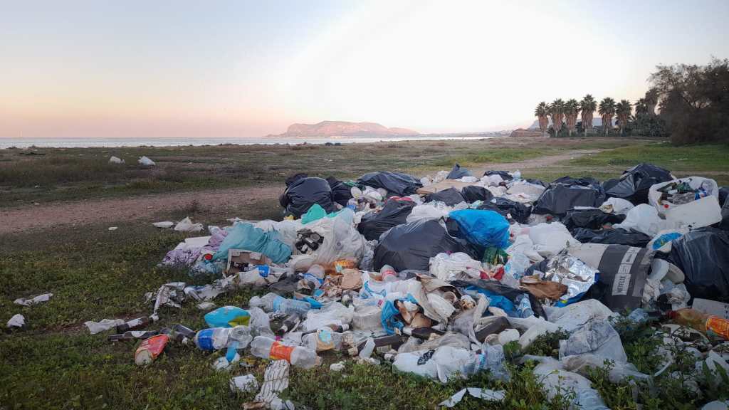 Rifiuti sulla spiaggia di Romagnolo, Palermo