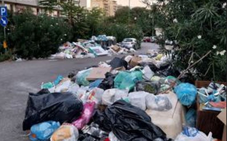 Zisa, rifiuti in strada