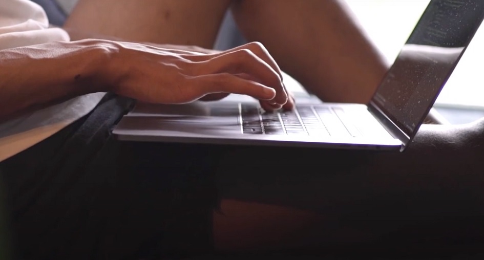 Usa i social per denigrarlo, arrestato