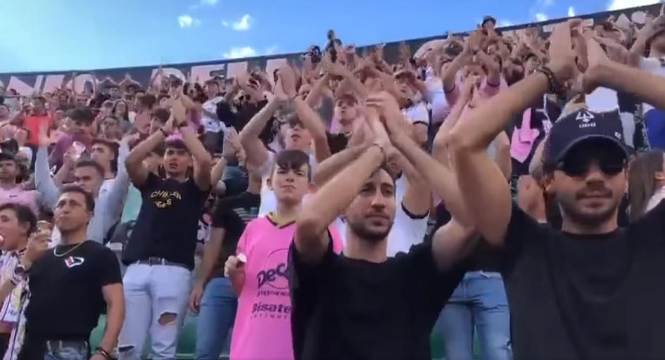 Coro allo stadio per ricordare il ragazzo di Partinico morto in moto