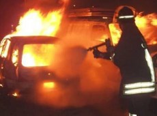 Non si rassegna alla fine del rapporto, una donna brucia l’auto della nuova compagna dell’ex
