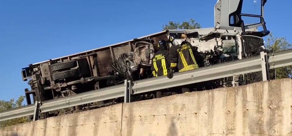 Camion ribaltato tra Pachino e Noto