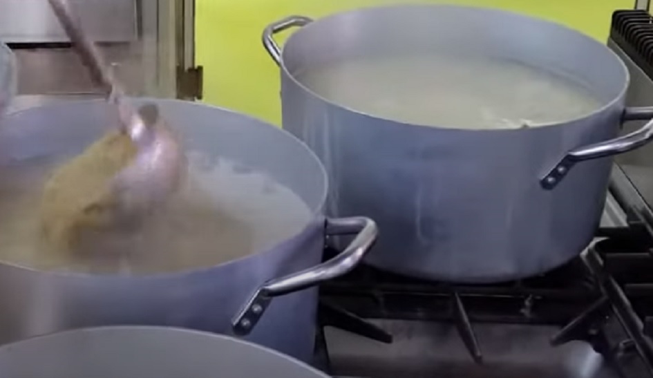 Scoperti cibi contaminati alla mensa scolastica