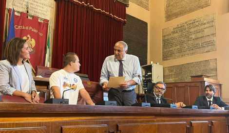 Il sindaco di Palermo Roberto Lagalla premia lo judoka palermitano Davide Migliore campione del mondo di judown