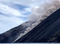 Ancora esplosioni a Stromboli, colata di lava raggiunge il mare