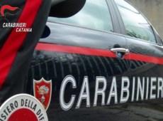 Ragazzina salva la madre dalle coltellate del padre, arrestato dai carabinieri
