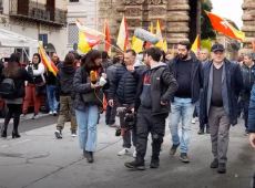 Percettori del reddito in piazza a Palermo, PD e M5S tra la folla dei manifestanti