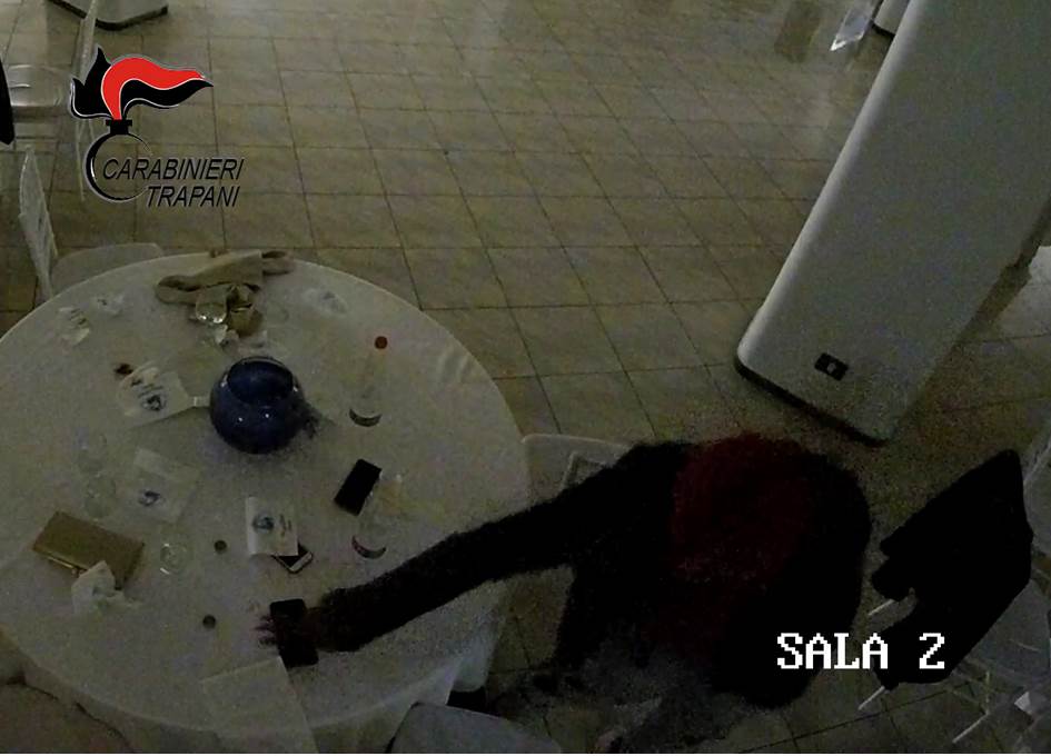 Ruba telefono e viene incastrato dalla videosorveglianza