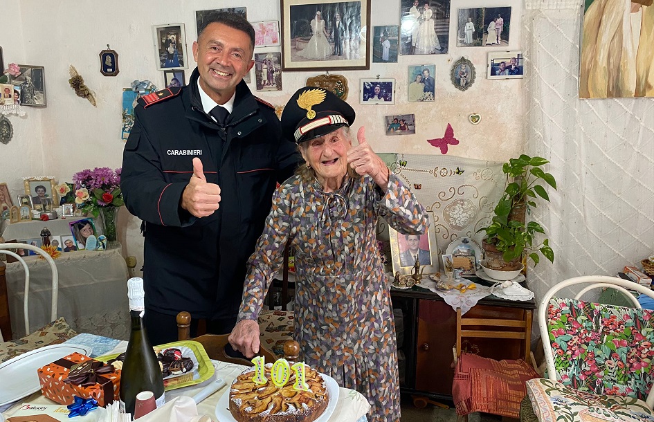 Carabinieri festeggiano compleanno di zia Rosina a Favignana
