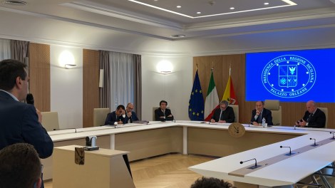 Renato Schifani incontra delegazione contro il caro bollette