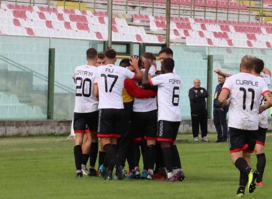 Michal Lewandowski abbracciato dai suoi compagni del Messina, il portiere ha appena segnato da 80 metri