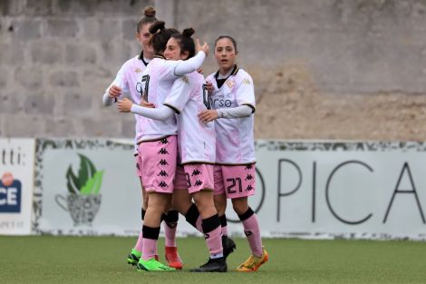Le ragazze del Palermo femminile festeggiano il pareggio con la Roma, 11ma giornata serie C 2022-2023