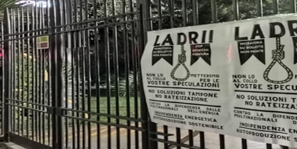 Manifesti nelle sedi Enel contro il caro bollette e le speculazioni