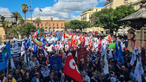 Manifestazione contro il caro bollette a Palermo