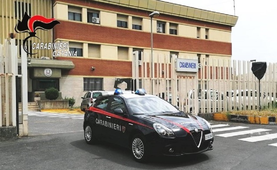 Arrestato ubriaco che tenta di sfondare la porta di casa della fidanzata