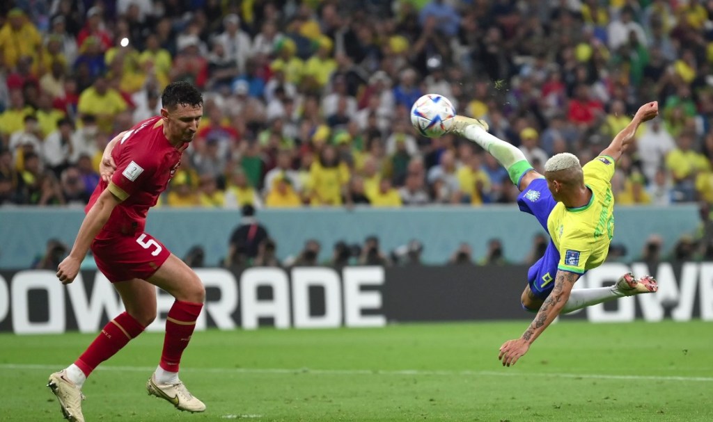 Richarlson del Brasile firma il 2-0 alla Serbia