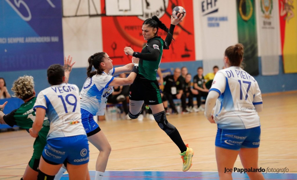 Savica Mrkikj dell'Handball Erice in azione con il Brixen Sudtirol
