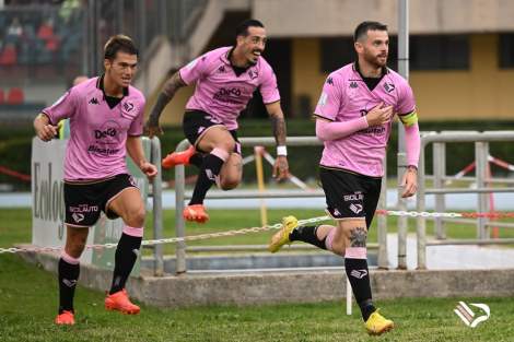 Segre, Di Mariano e Brunori del Palermo festeggiano il momentaneo vantaggio dei rosanero a Cosenza che poi vincerà 3-2