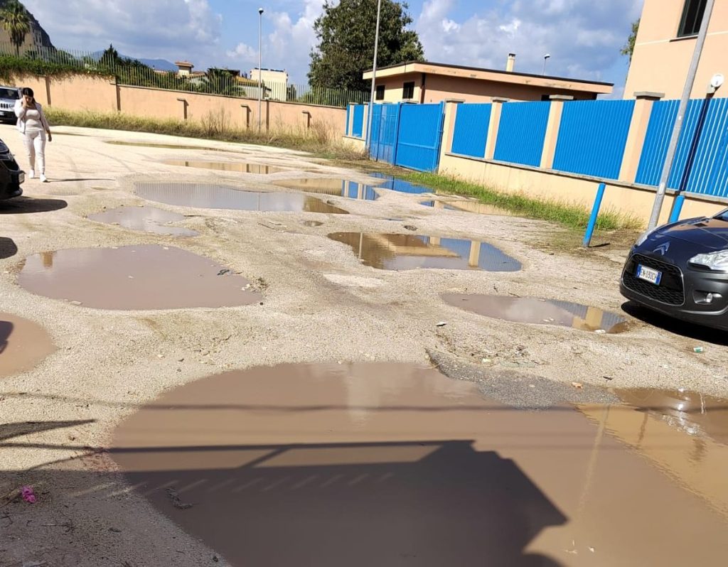 Buche all'istituto Nino Bixio, Palermo