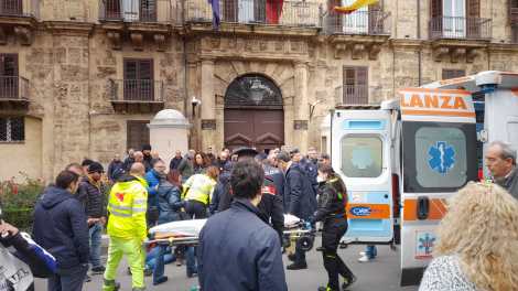 Manifestazione percettori reddito di cittadinaza, Palermo, malore per un manifestante.