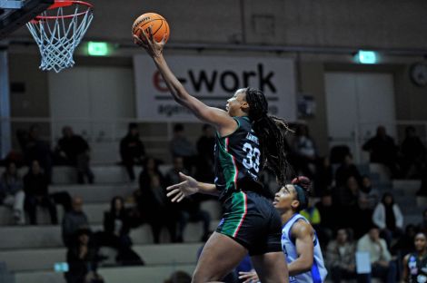 Anigwe del Ragusa va a canestro nel match di Faenza