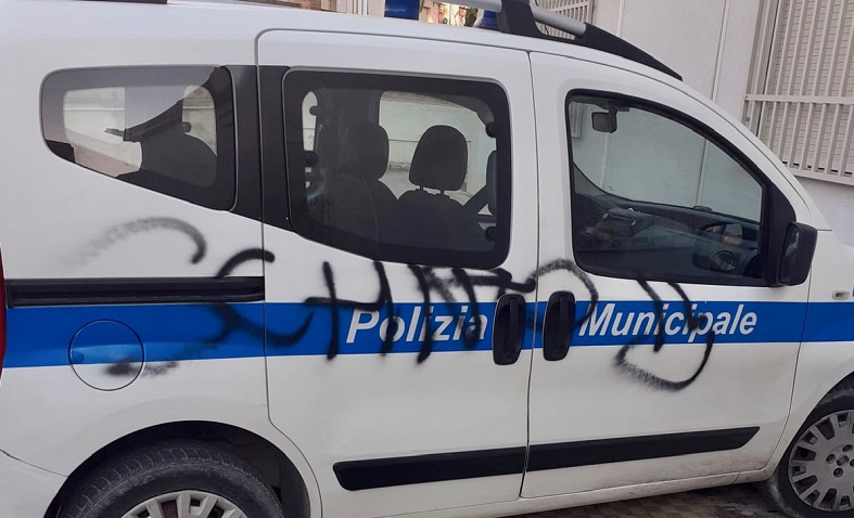 L'auto della Polizia municipale di Pachino imbrattata