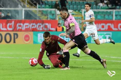 Brunori in duello col portiere Joronen del Venezia, il Palermo perderà 0-1, serie B 2022-2023