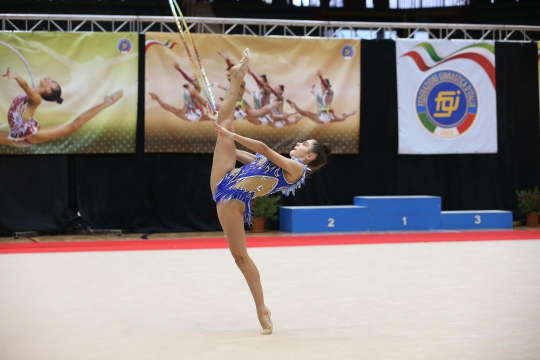 Nastri Da Ginnastica Ritmica Abeillo, 2 Pezzi, Lunghezza 2 Metri, Asta 30 Cm, Colore Viola Cipria. In Seta E Fibra Di Vetro, Con Fibbia Girevole. - 3