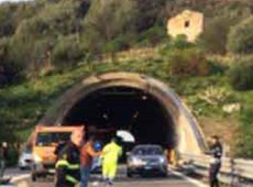 Tir danneggia galleria sulla Palermo Mazara del Vallo, autostrada chiusa