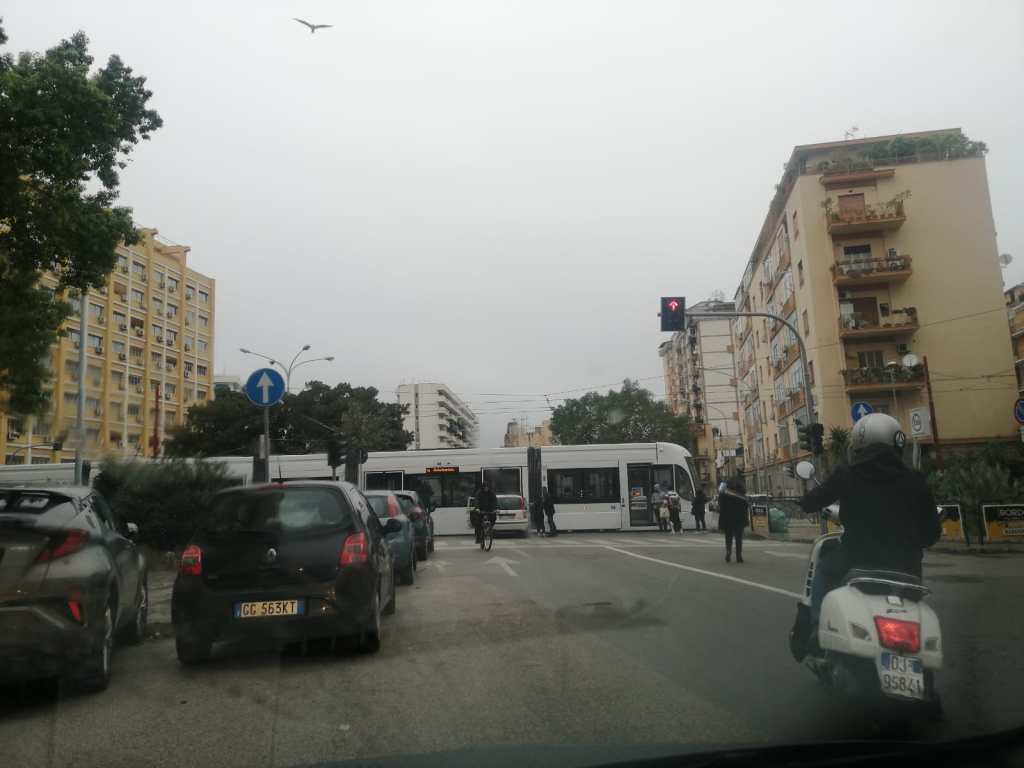 Incidente in piazza Ottavio Ziino a Palermo, auto contro tram