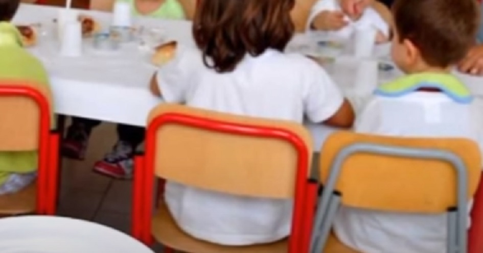La rivolta dei genitori che chiedono la sospensione del servizio mensa