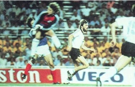 Mondiali 1982, lo scontro tra Il drammatico scontro tra Schumacher e Battiston durante la semifinale tra Germania e Francia chiusa 8-7 dopo i calci di rigore