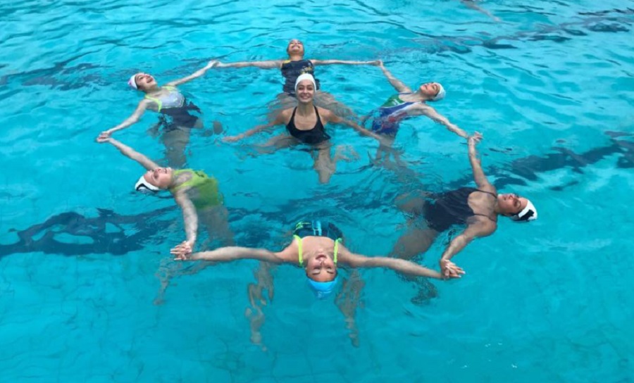 Le atlete del nuoto sincronizzato di Siracusa si allenano con l'acqua gelata
