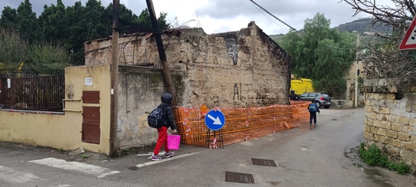 Rudere a rischio crollo a Palermo nei pressi di una scuola